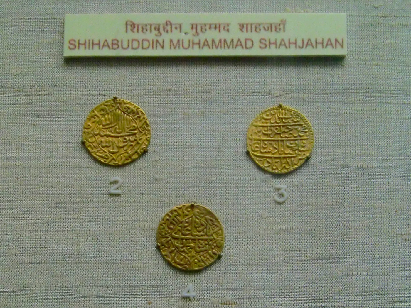 シャー・ジャハーンの金貨（展示三枚）