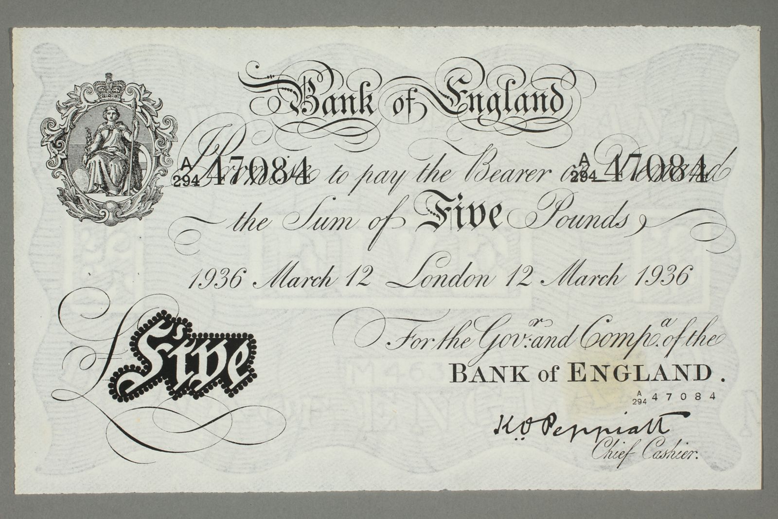 白い紙に黒一色で刷られた5ポンド札。上にBank of England、中央にFive Pounds、左上と右上と右下に同じ番号A/294 47084、右下に出納長の署名。